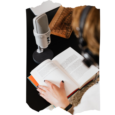 Podcast erstellen, Mikrofon, Buch, Frau mit Kopfhörer