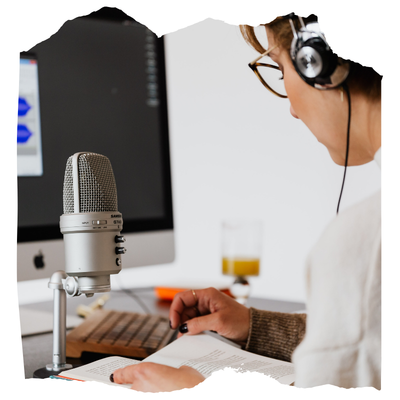 Podcast erstellen, Mikrofon, Buch, Monitor, Frau mit Kopfhörer