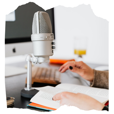 Podcast erstellen, Mikrofon, Buch, Monitor, Frauenhände